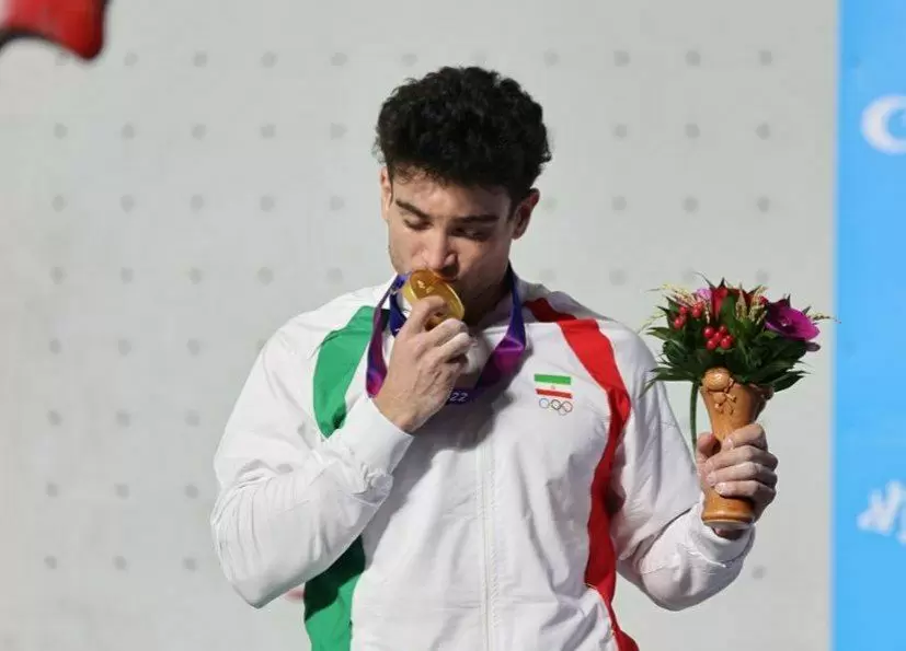بوسه «رضا علیپور» به مدال طلای مسابقات سنگنوردی آسیایی هانگژو
