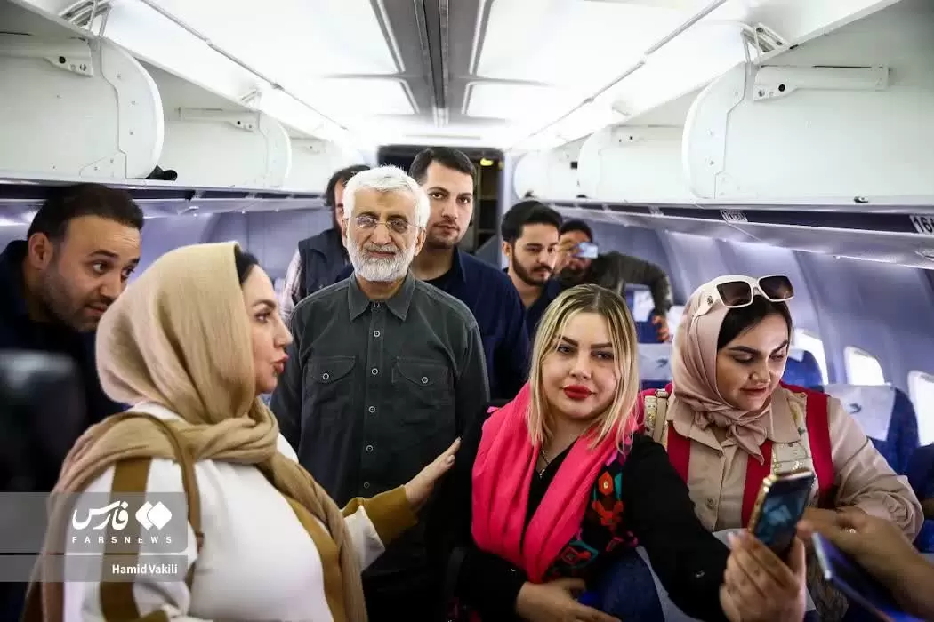گزارش تصویری | سلفی گرفتن مردم با دکتر جلیلی در هواپیما  کرمانشاه 