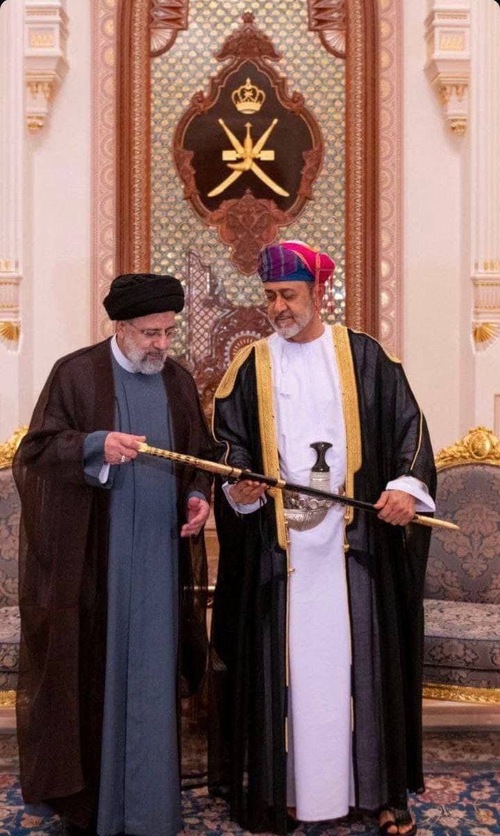 شمیر طلا پادشاه عمان به رئیس جمهور ایران ابراهیمی رئیسی